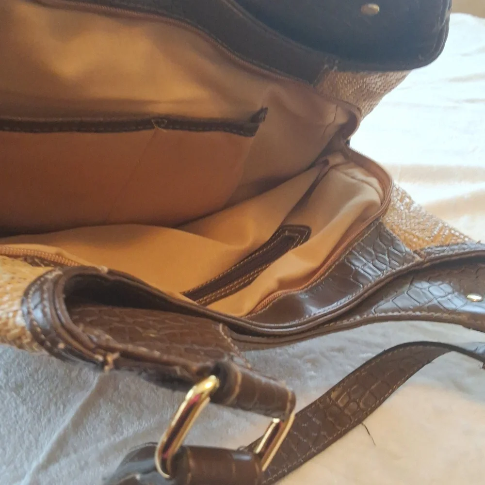 Tan And Brown Short Shoulder Handle Purse - Picture 4 of 7